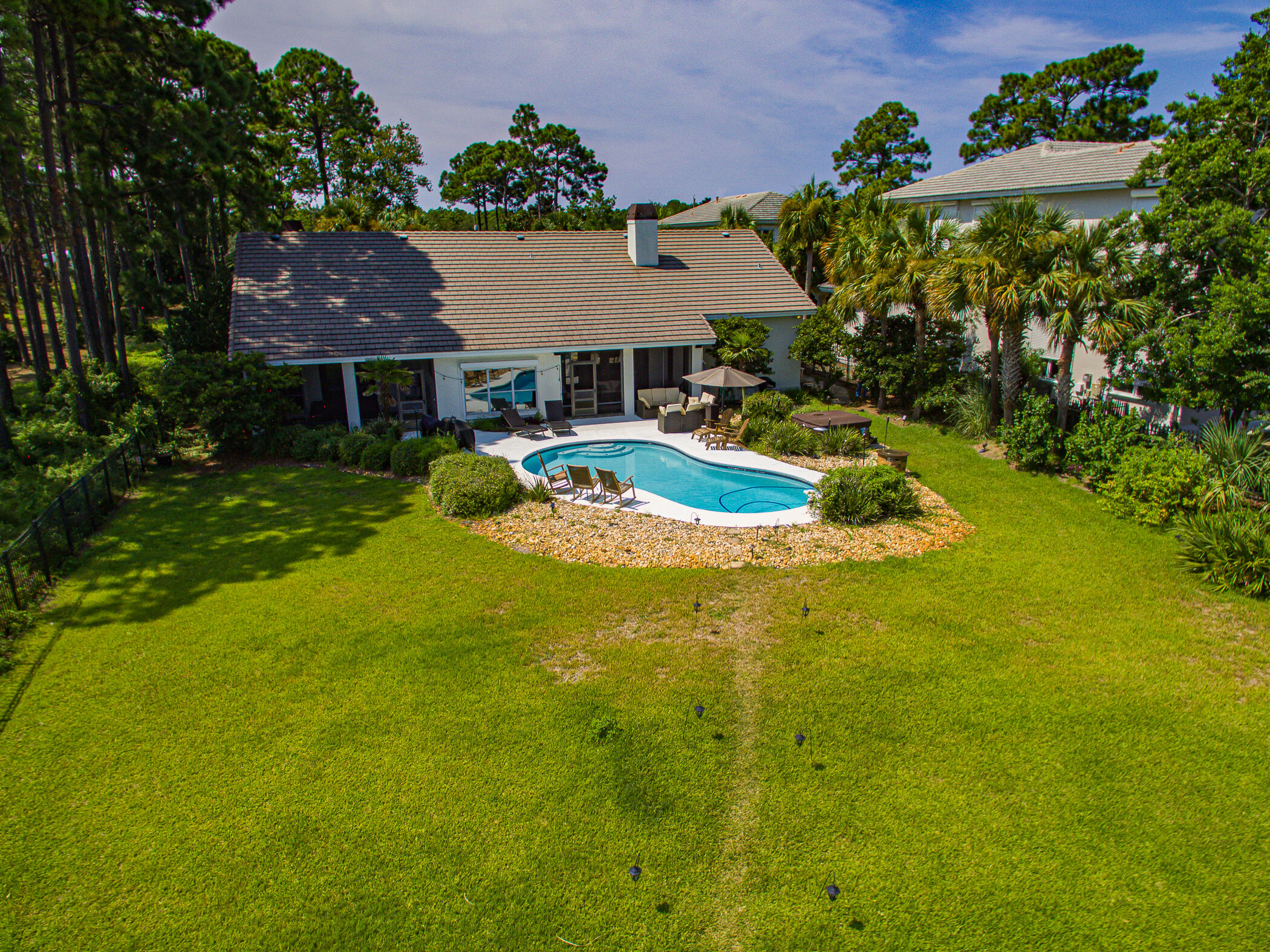WHISPERING OAKS - Residential
