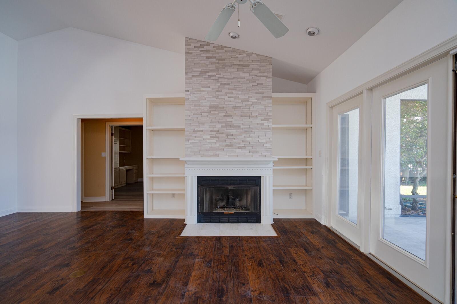 WHISPERING OAKS - Residential