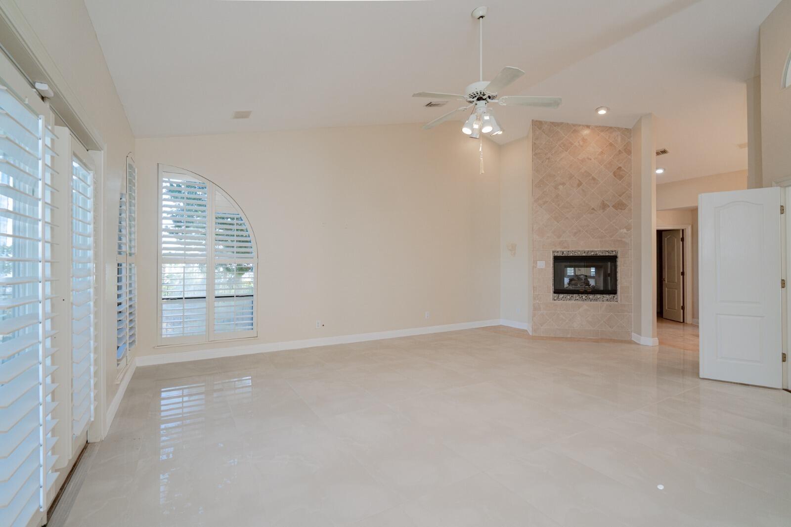 WHISPERING OAKS - Residential