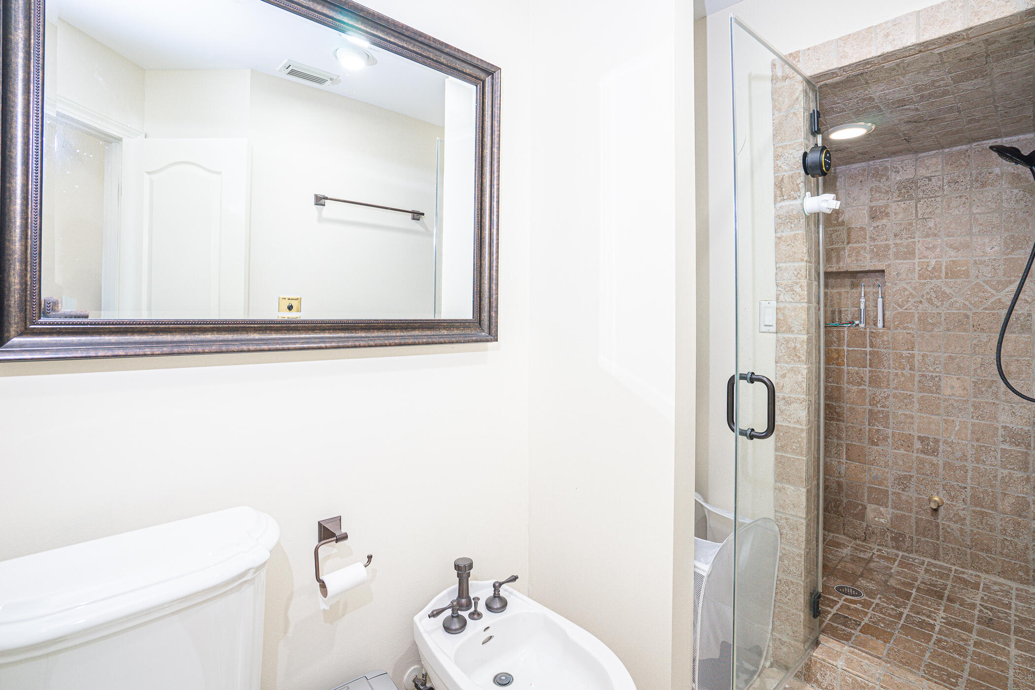 WHISPERING OAKS - Residential