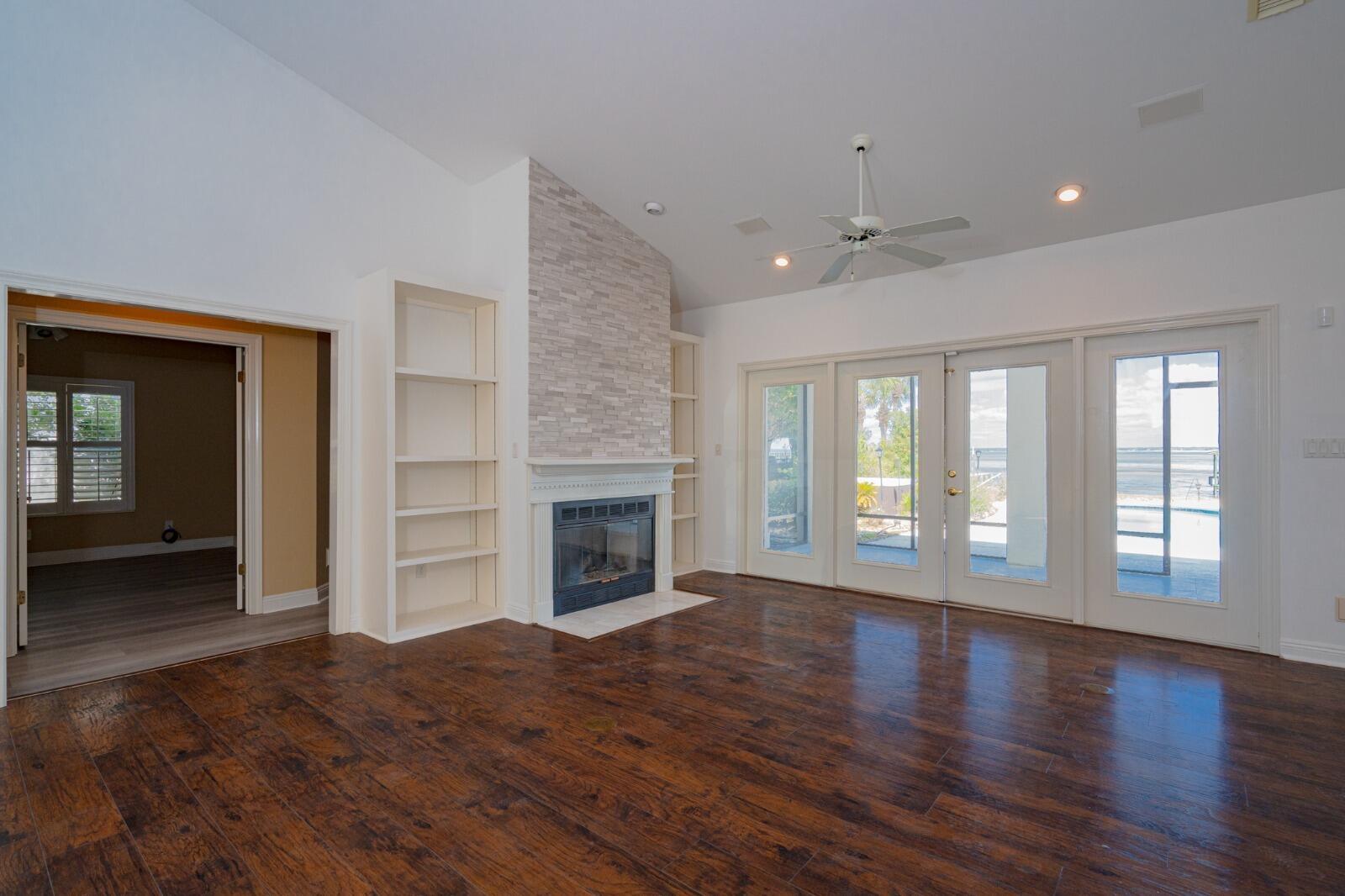 WHISPERING OAKS - Residential
