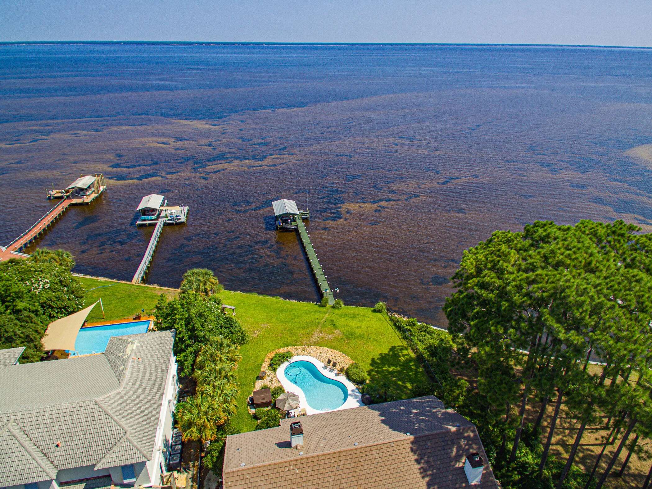 WHISPERING OAKS - Residential