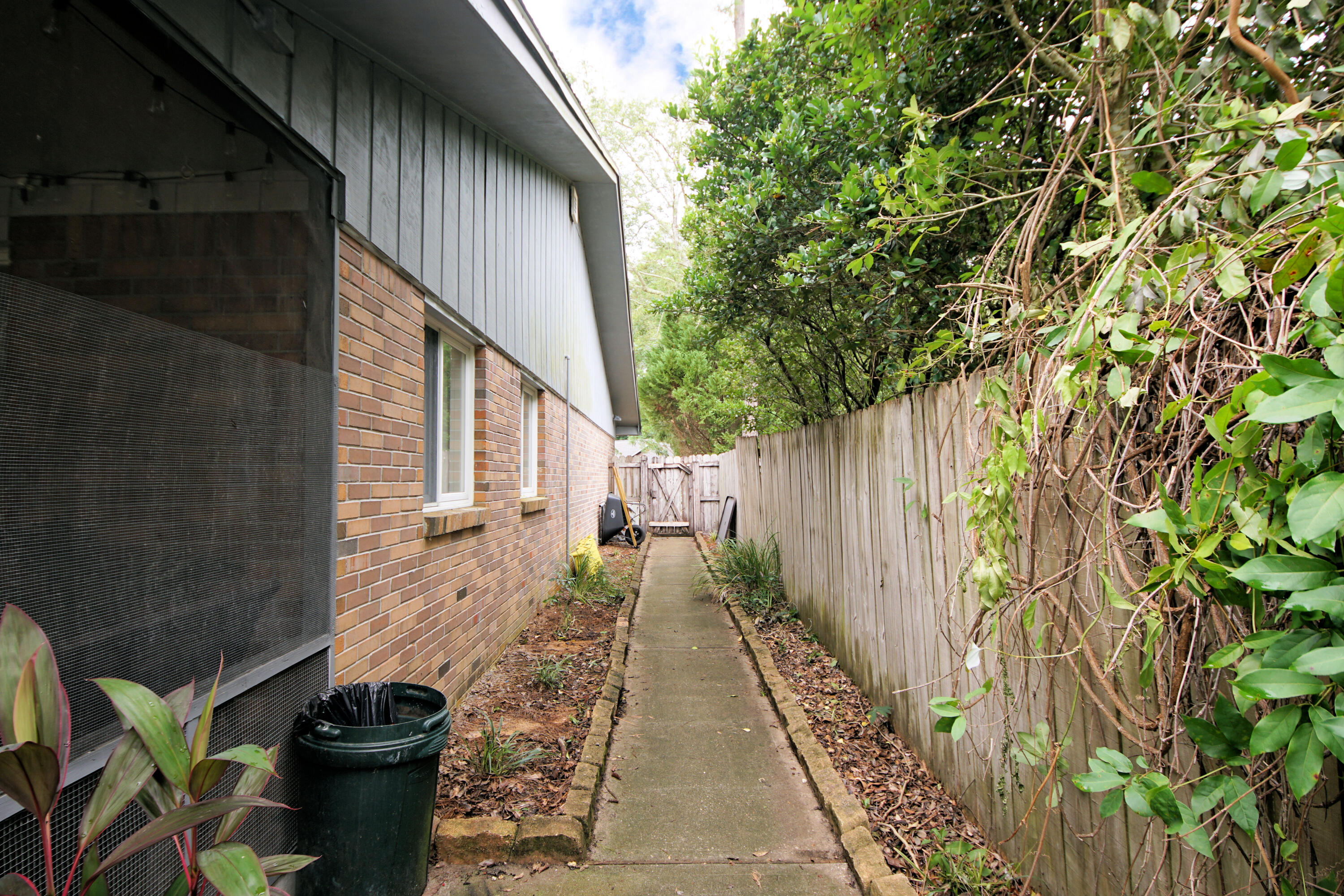 PINEWOOD ESTATES - Residential