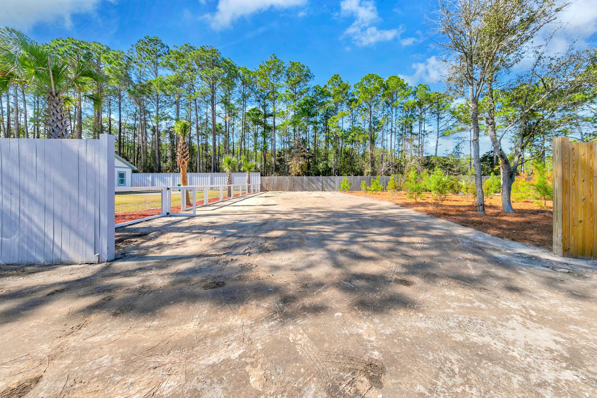 COM AT SE/C LOT 17 SANTA ROSA PLANTATION CO PB2-4 SAID POINT BEING ON R/W LINE OF CHAT HOLLEY RD - Residential