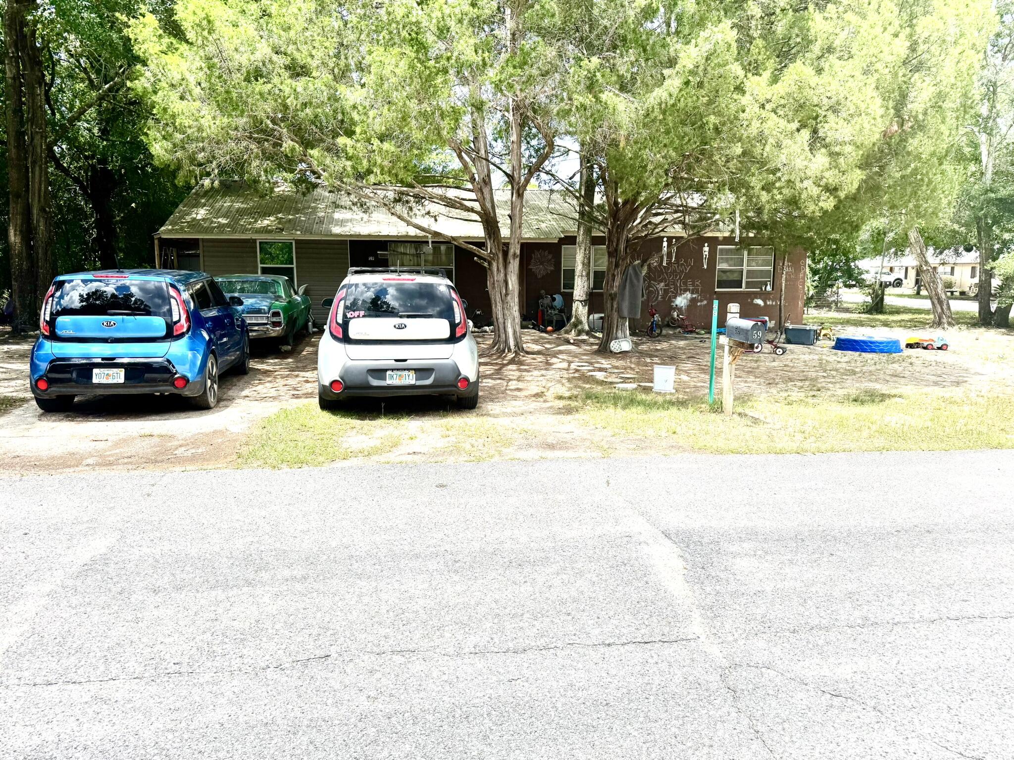 Main image without alt text