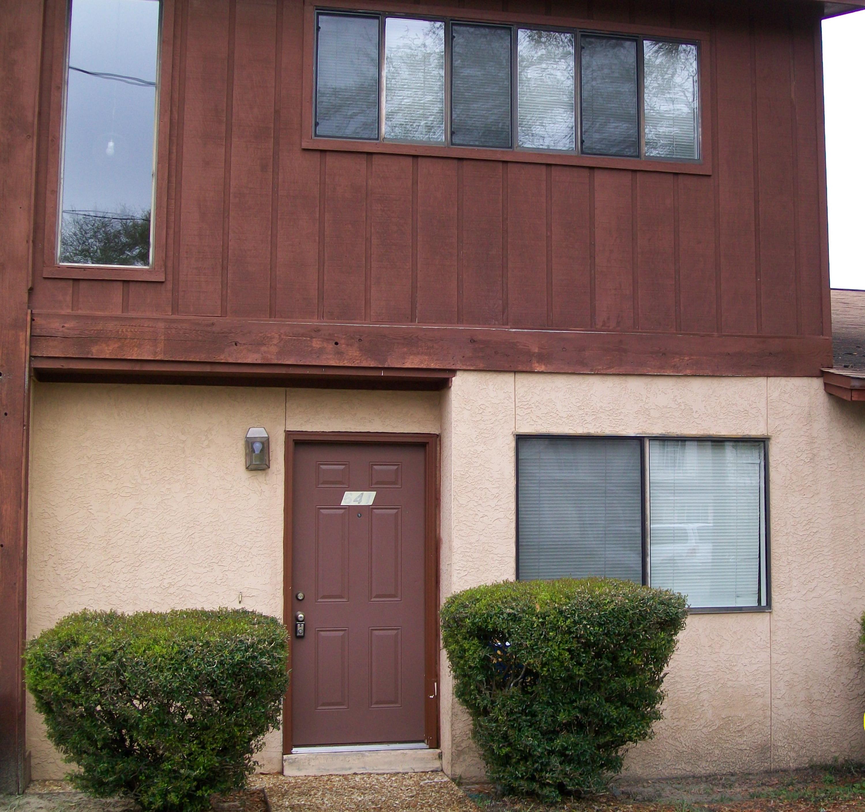 NICE TOWNHOUSE CENTRALLY LOCATED IN FORT WALTON BEACH!2 BEDROOMS AND 1 AND 1/2 HALF BATHROOMS WITH FENCED BACKYARD. NO PETS ALLOWED. CALL THE OFFICE TO SCHEDULE A SHOWING.