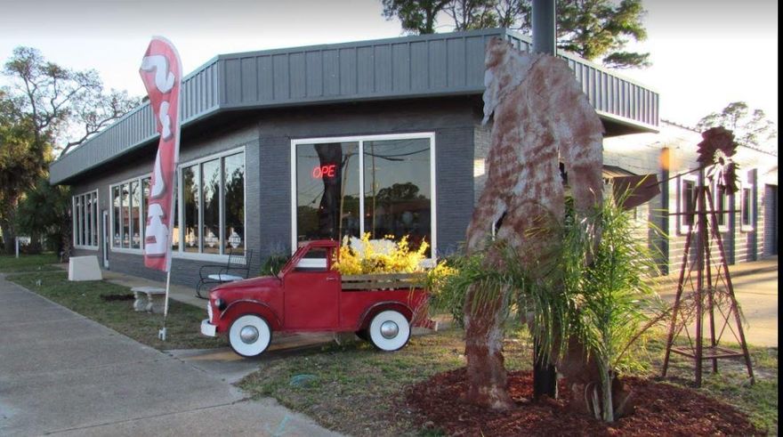 10,000 sf retail space with open floor plan and garage roll up door. This space is located in the heart of Downtown Fort Walton Beach with frontage on Eglin Parkway.