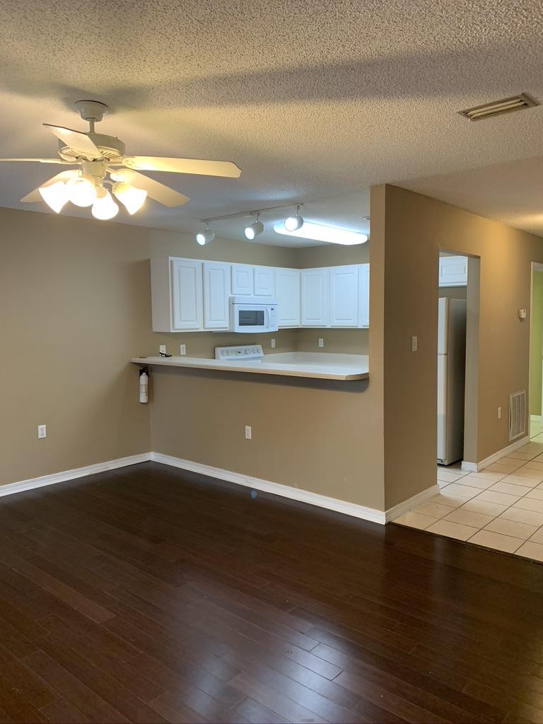 OAK PARK TOWNHOMES - Residential Lease