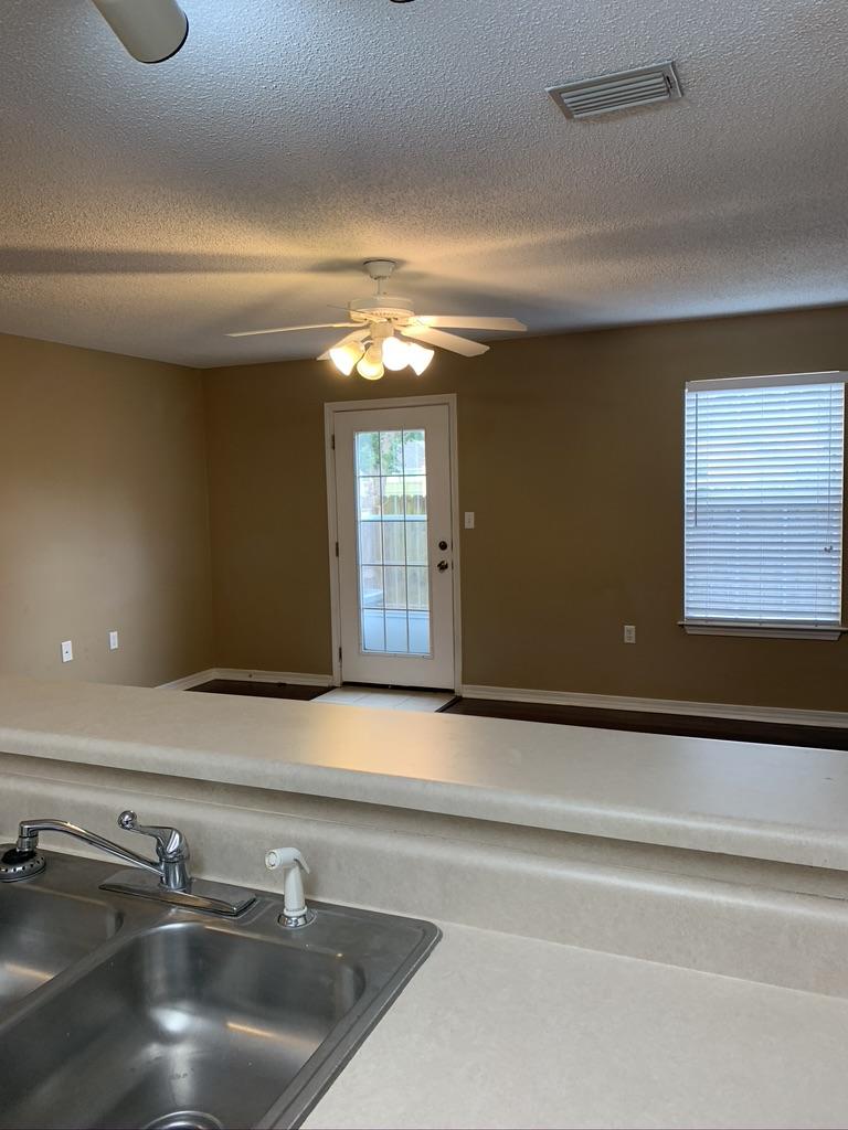 OAK PARK TOWNHOMES - Residential Lease