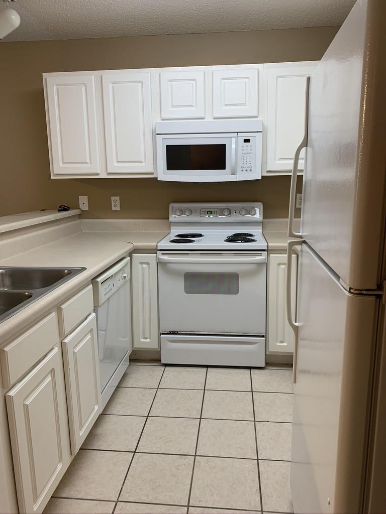 OAK PARK TOWNHOMES - Residential Lease