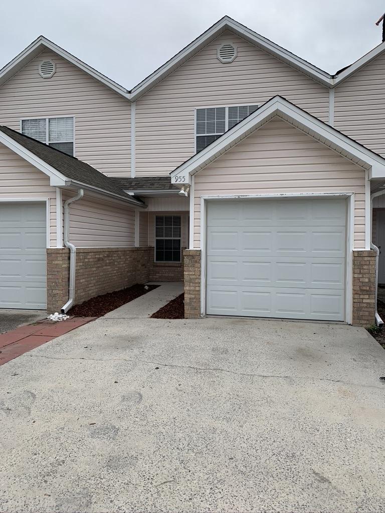 OAK PARK TOWNHOMES - Residential Lease