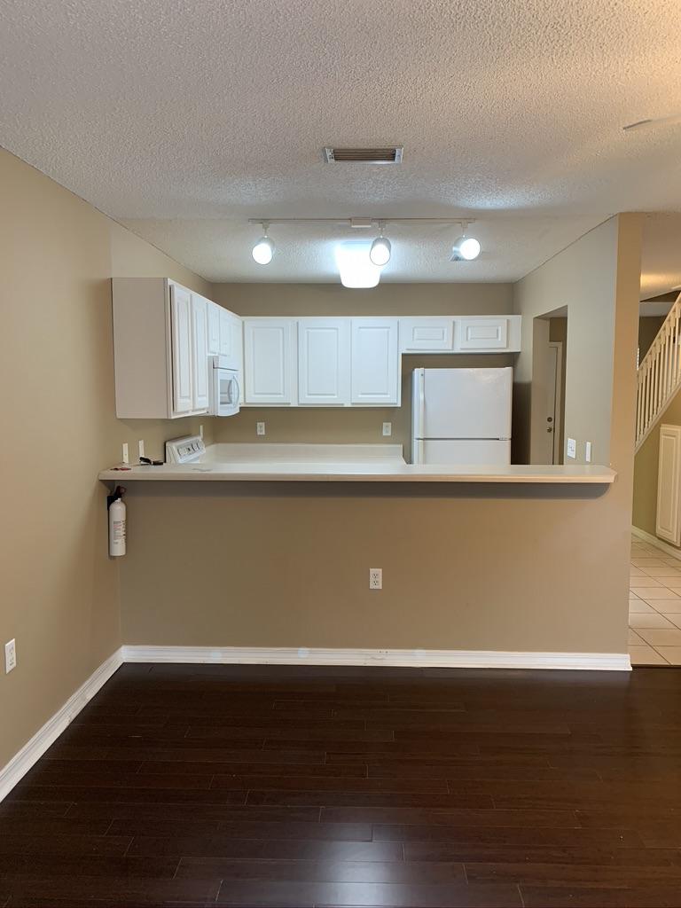 OAK PARK TOWNHOMES - Residential Lease