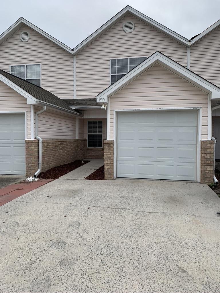 OAK PARK TOWNHOMES - Residential Lease