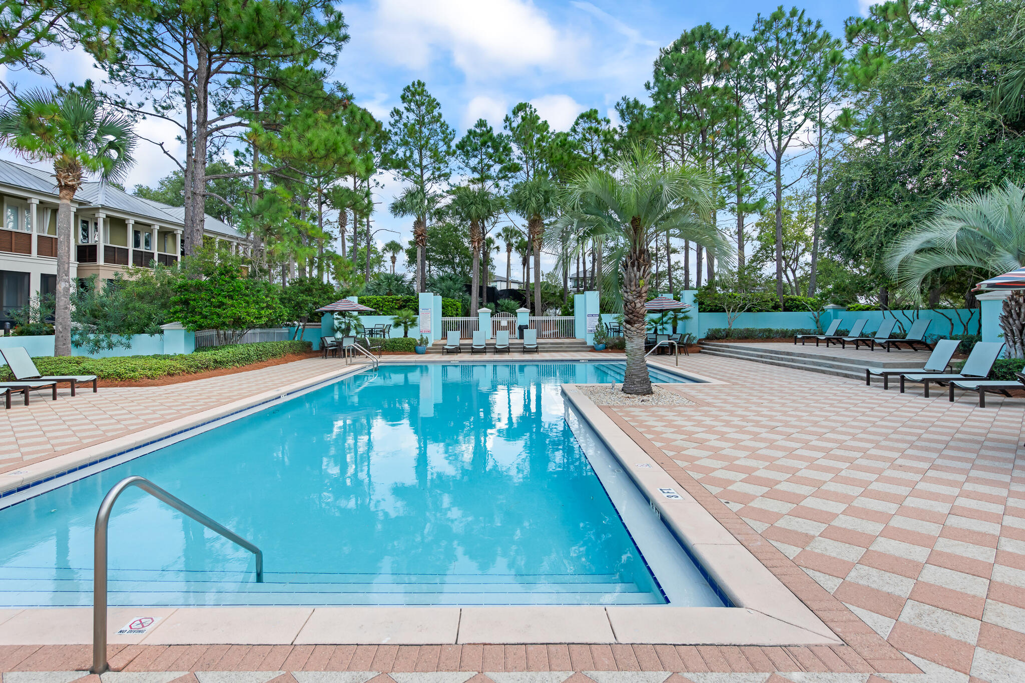 Gulf Place Courtyard - Residential