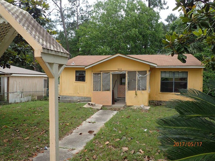 This REO property is located just minutes from the light in Baker on Hwy 4. Home has 2 bedrooms, 1 bath and a large living room and kitchen. Home has wood siding, a partially fenced back yard and is priced to sell! Call today!!