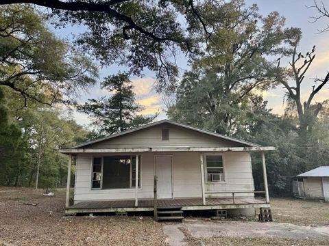 A home in DeFuniak Springs