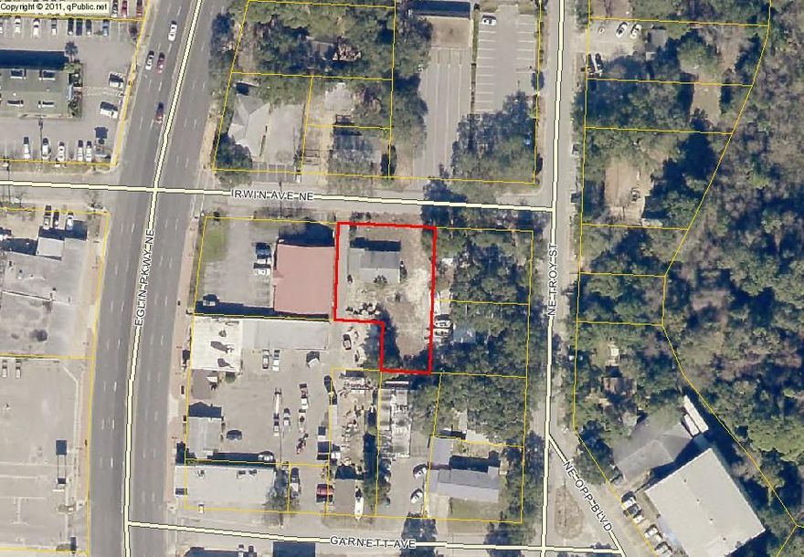 EXCELLENT LOCATION IN THE HEART OF FORT WALTON BEACH RIGHT OFF EGLIN PARKWAY. THE BUILDING IS APPROXIMATELY 1300 SQFT AND NEEDS WORK, BUT IT WOULD MAKE A GREAT OFFICE SPACE OR RETAIL LOCATION. PLENTY OF ROOM FOR PARKING. OWNER WOULD CONSIDER DOING OWNER'S FINANCING.