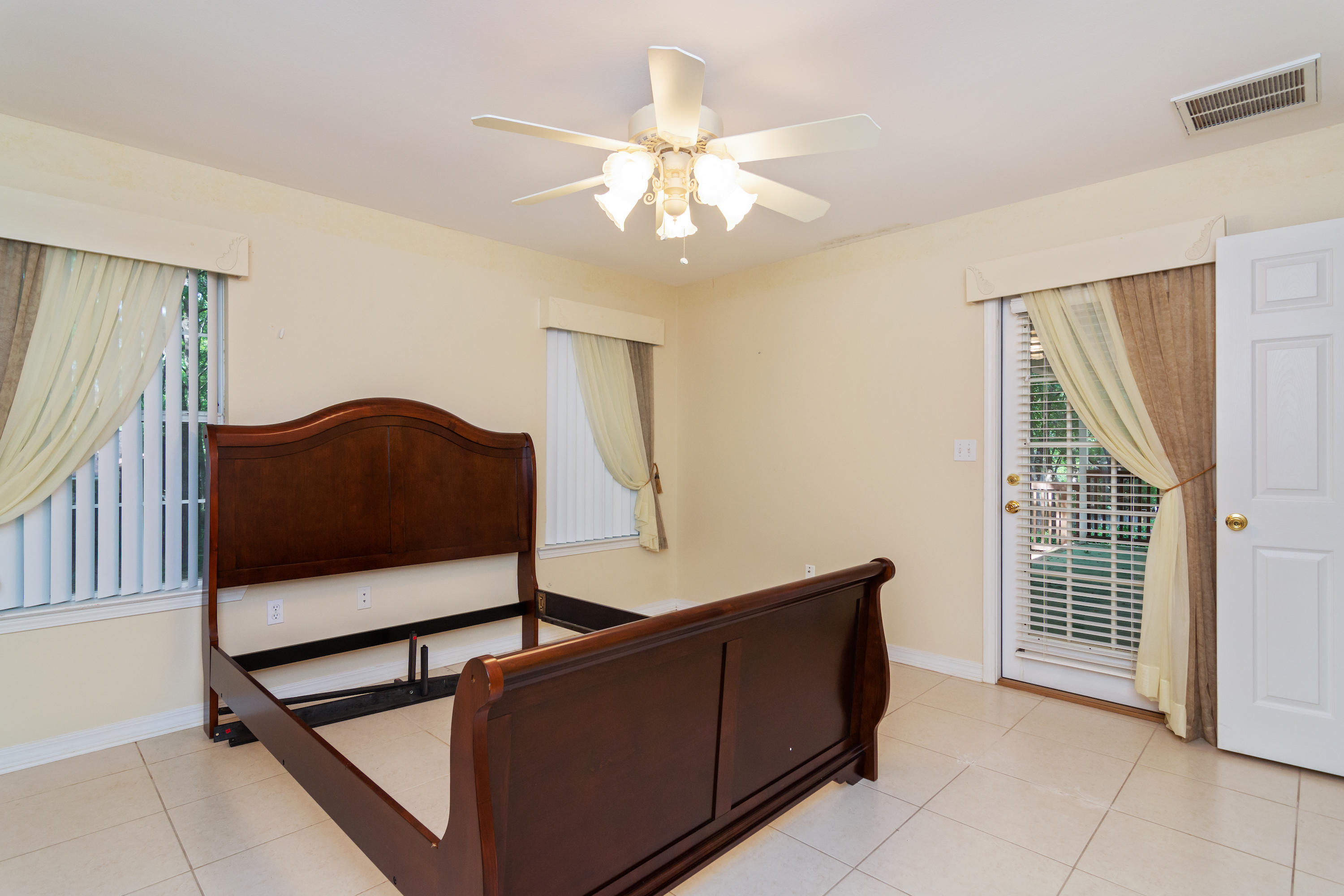 ROLLING HILLS - Residential