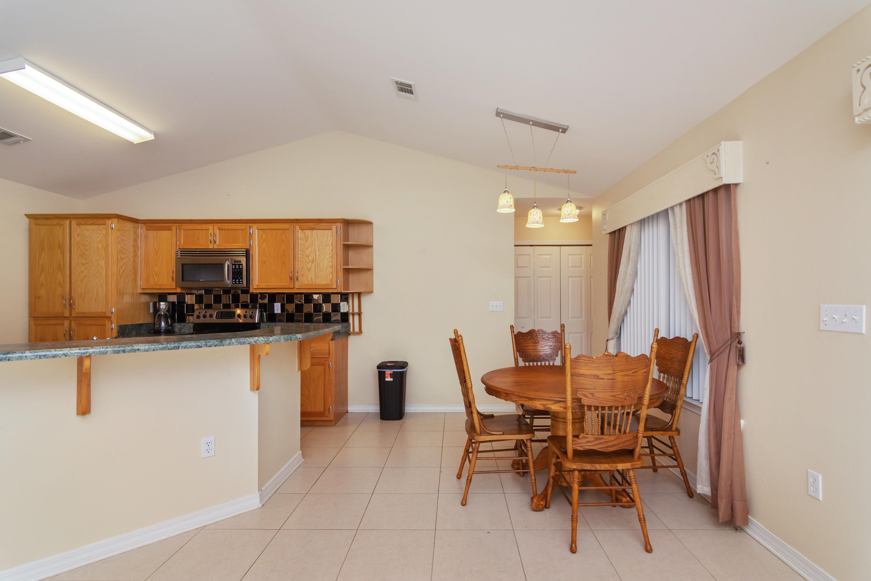 ROLLING HILLS - Residential