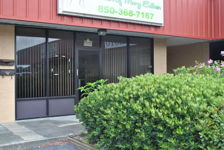 NICE AND OPEN RETAIL SPACE RIGHT BY SANTA ROSA MALL. ONE BATHROOM. THE TENANT WILL HAVE A BIG SIGN ABOVE THE UNIT.