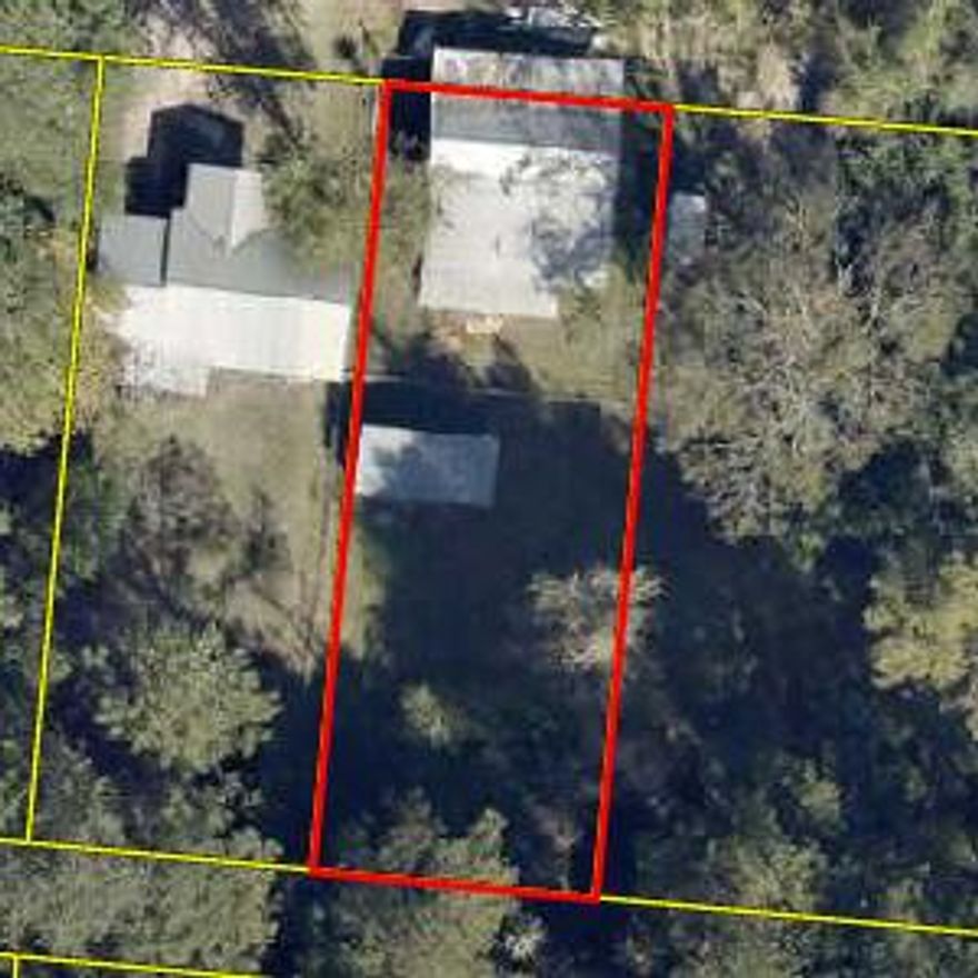 Quaint Cottage in DeFuniak Springs. Short term rental permitted. Updated Pictures soon. Home is equipt with mini split for AC and Heat. Vacant Log adjacent also being listed 404 E Burdick Ave.