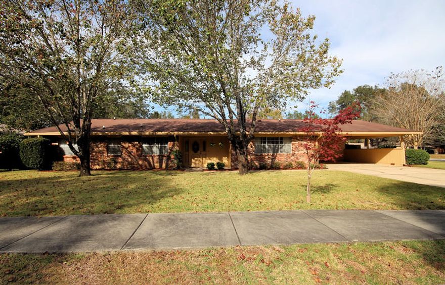 Turn Key!!!well Maintained 3 Bedroom 2.5 Bath Brick Ranch *NEW ROOF 2016*Close to the East gate Eglin Afb.New paint inside and out.Lots of Storage,very light and bright.large screened porch,Fenced back yard on a corner lot.Whole home generator.Walking distance to Lewis Middle School.Washer and dryer convey.This home has Copper wiring.