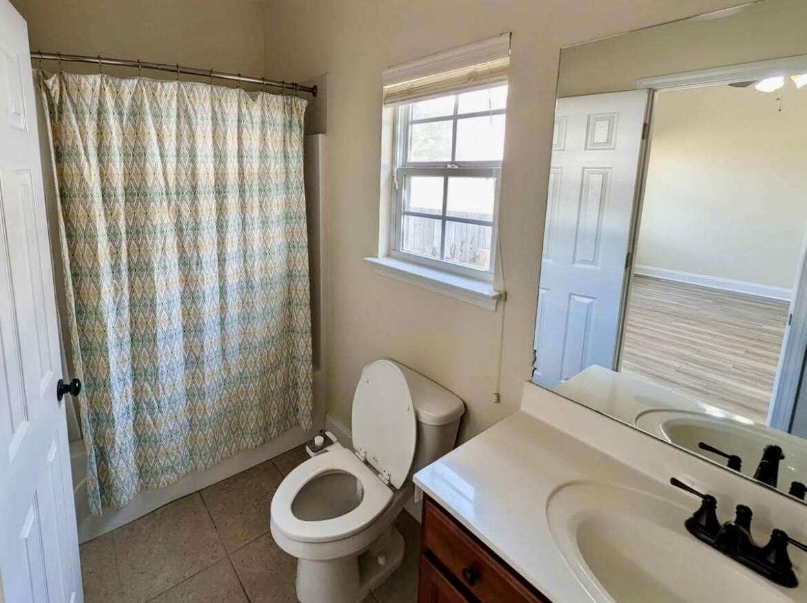 A A HOWELL S/D LOT 25 BLK 6 - Residential Lease