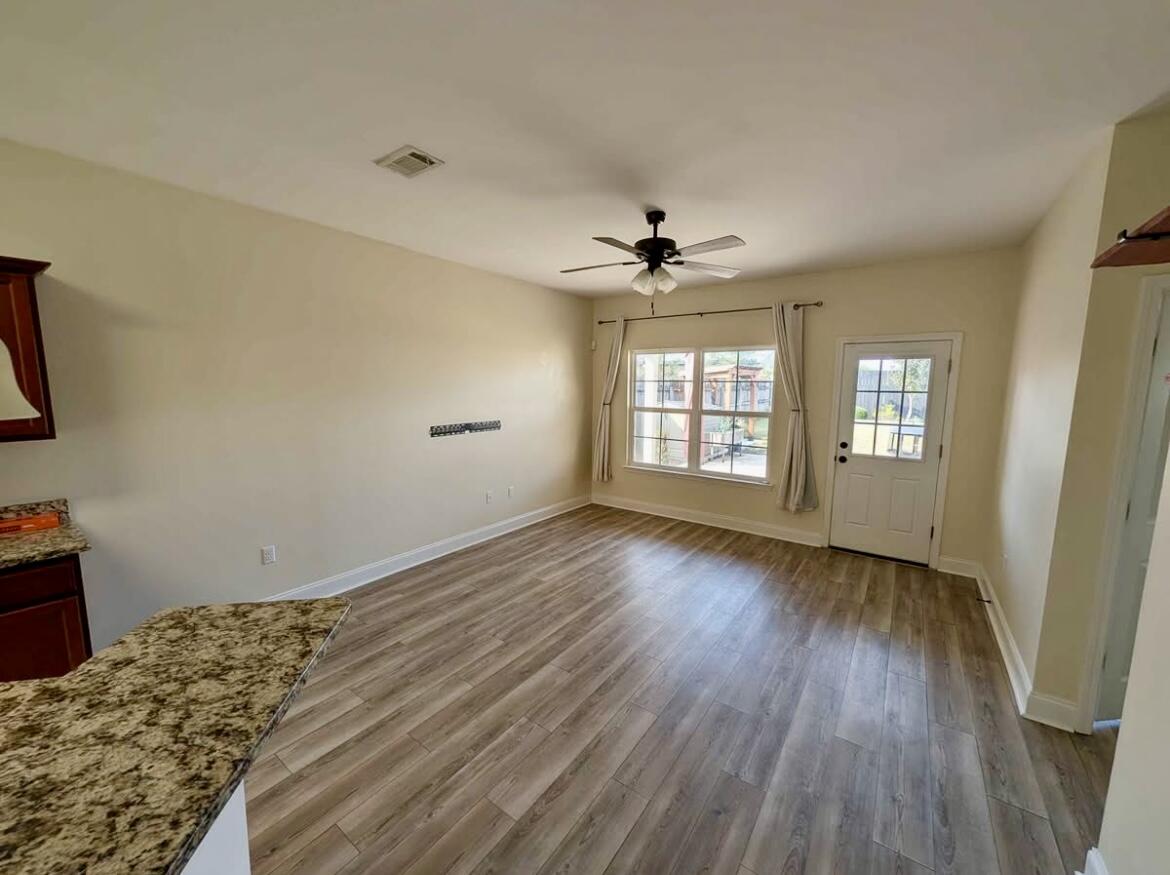 A A HOWELL S/D LOT 25 BLK 6 - Residential Lease