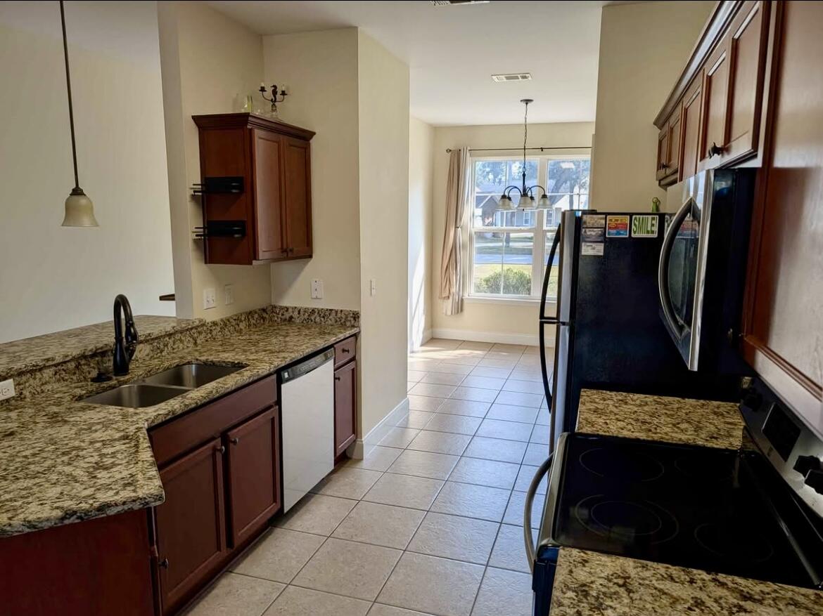 A A HOWELL S/D LOT 25 BLK 6 - Residential Lease