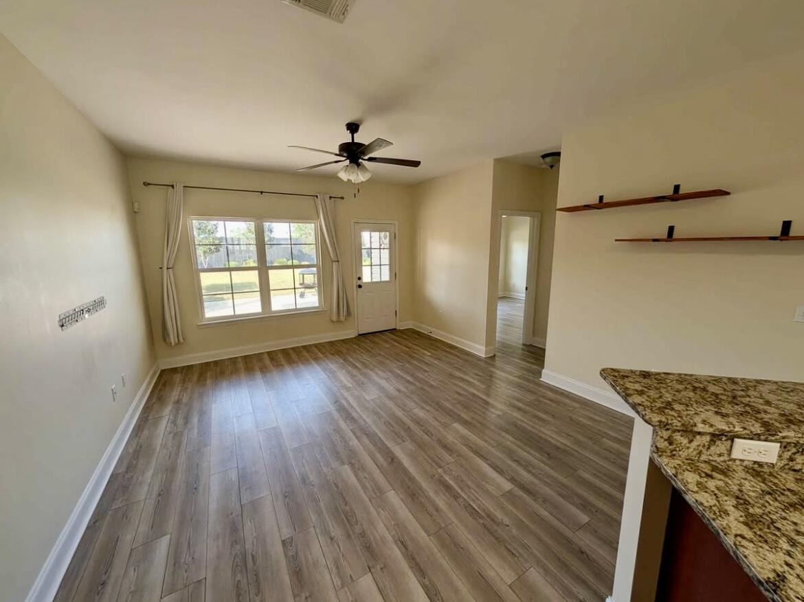 A A HOWELL S/D LOT 25 BLK 6 - Residential Lease