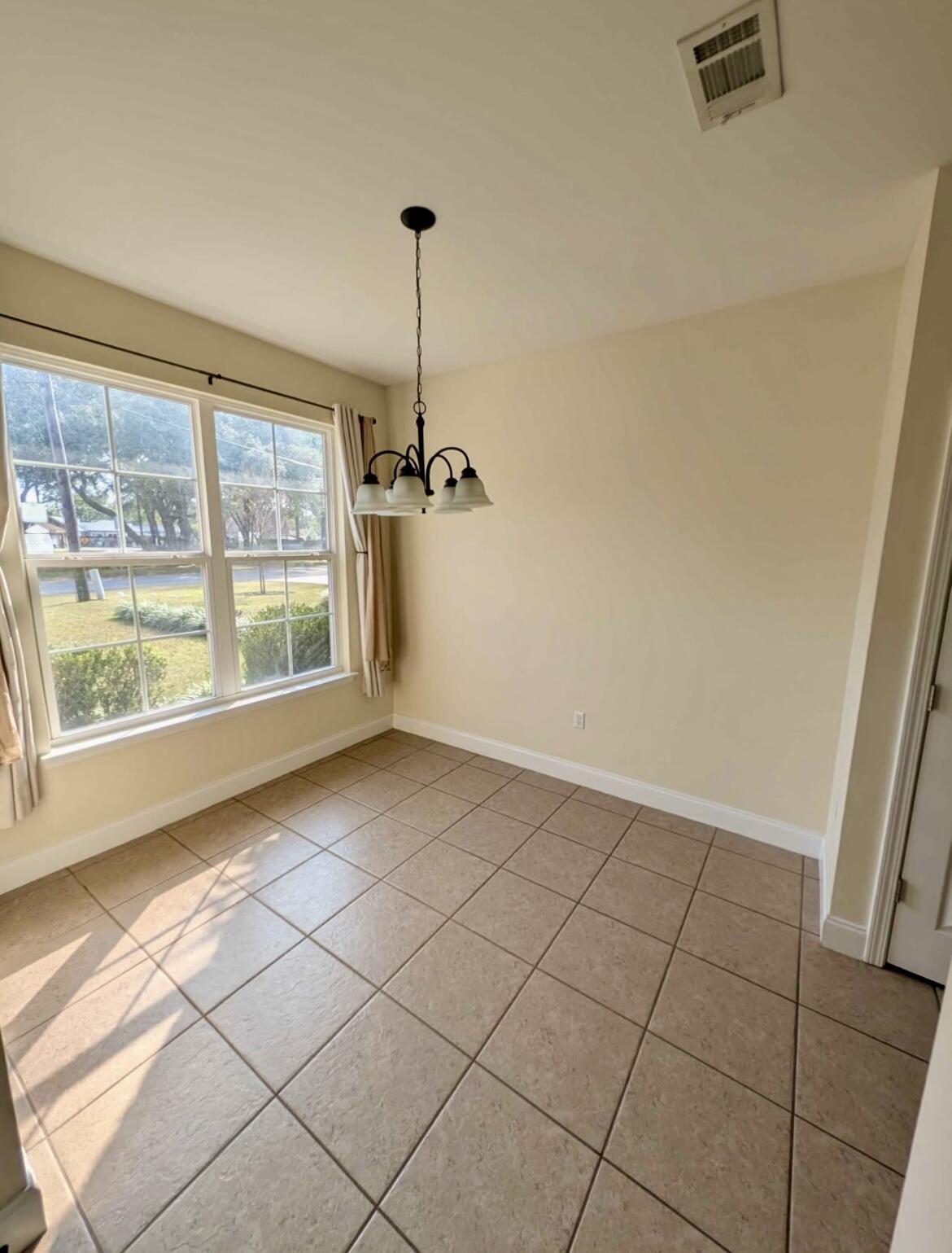 A A HOWELL S/D LOT 25 BLK 6 - Residential Lease