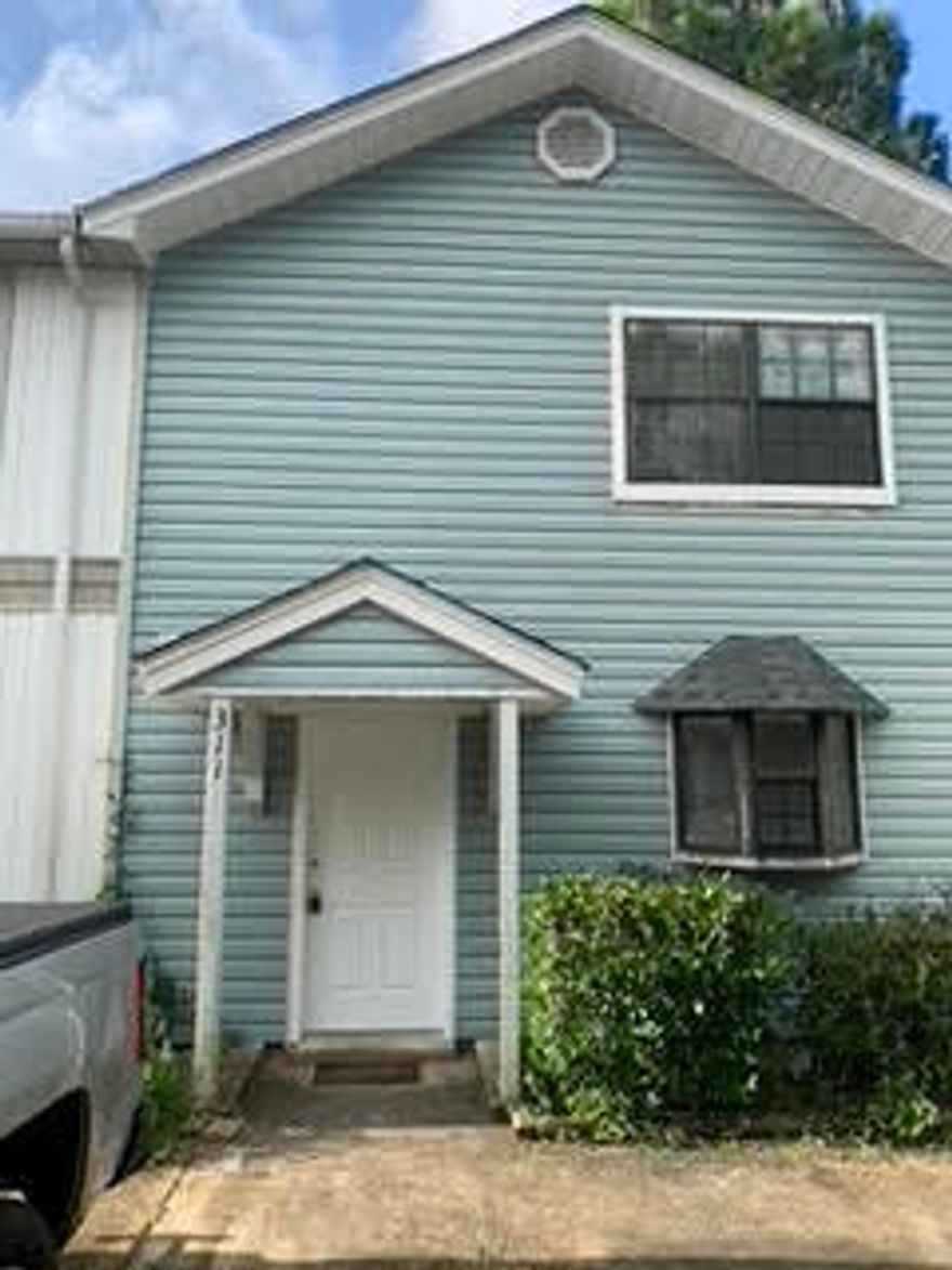 Just renovated throughout to include new flooring, paint, doors and fixtures. This townhouse is in a great location minutes from Hurlburt Field and quick access to all of Fort Walton Beach and Eglin AFB.