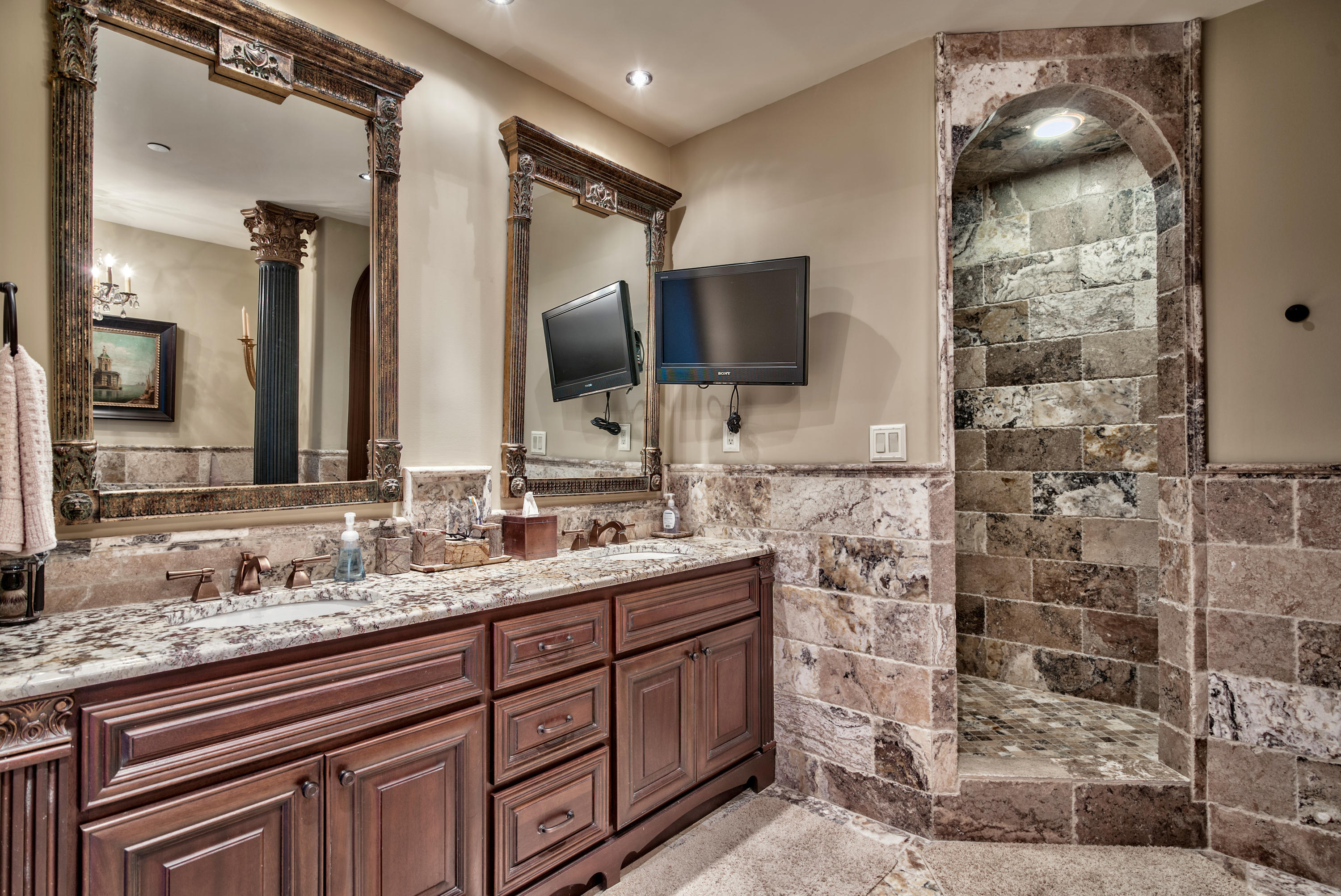 REGENCY TOWERS - Residential