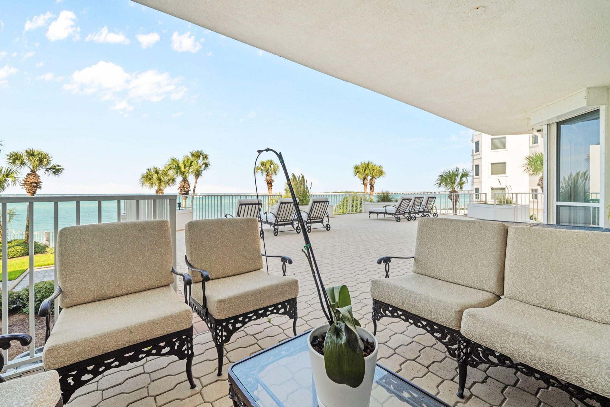 ULTIMATE CONDO THE - Residential