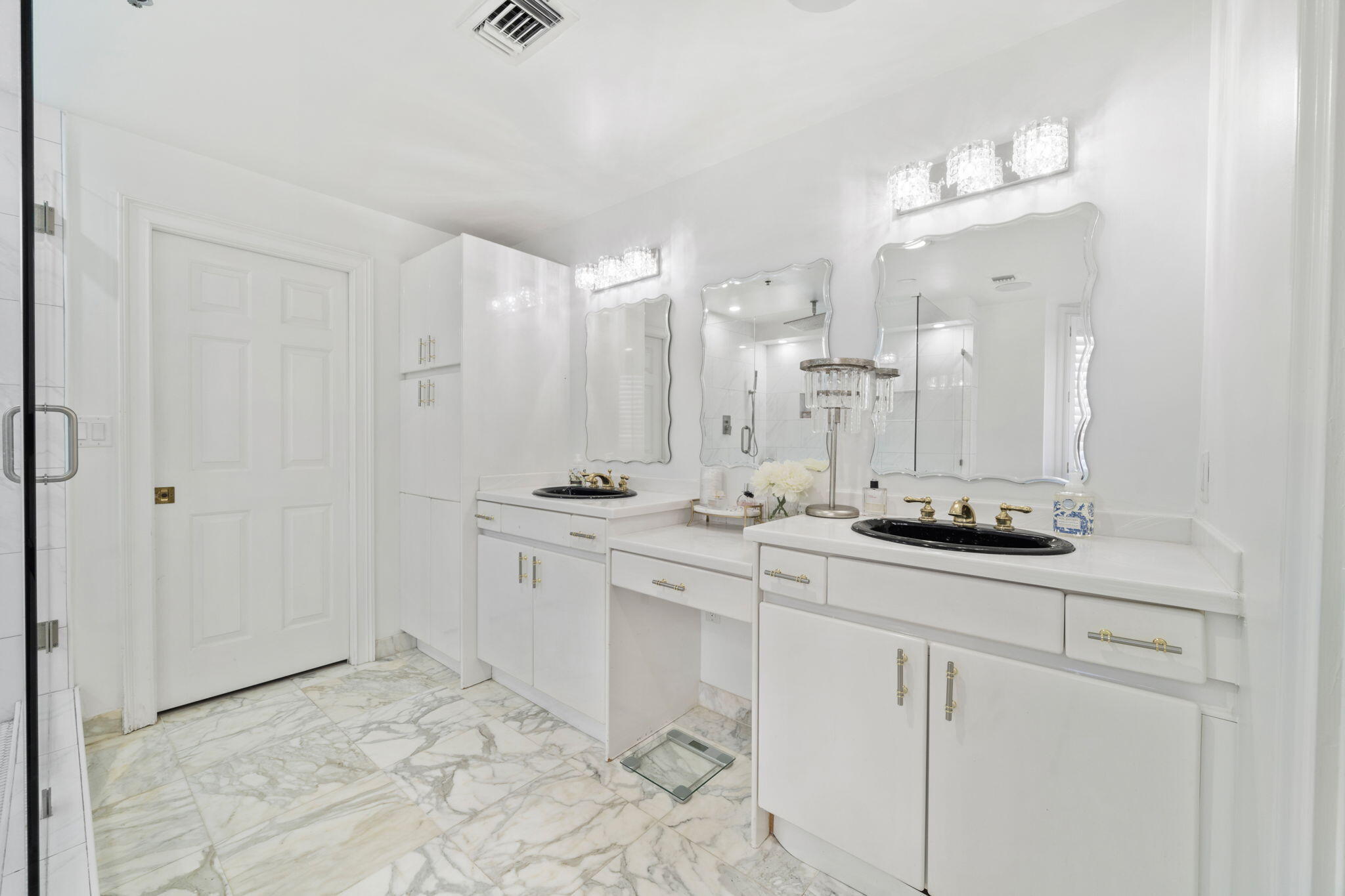 ULTIMATE CONDO THE - Residential