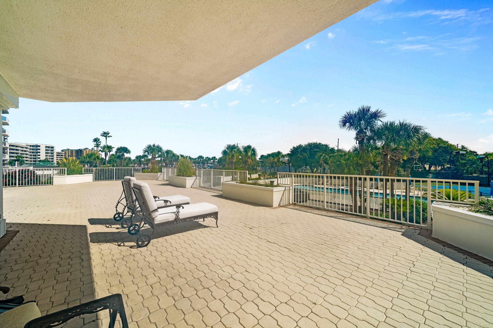 ULTIMATE CONDO THE - Residential