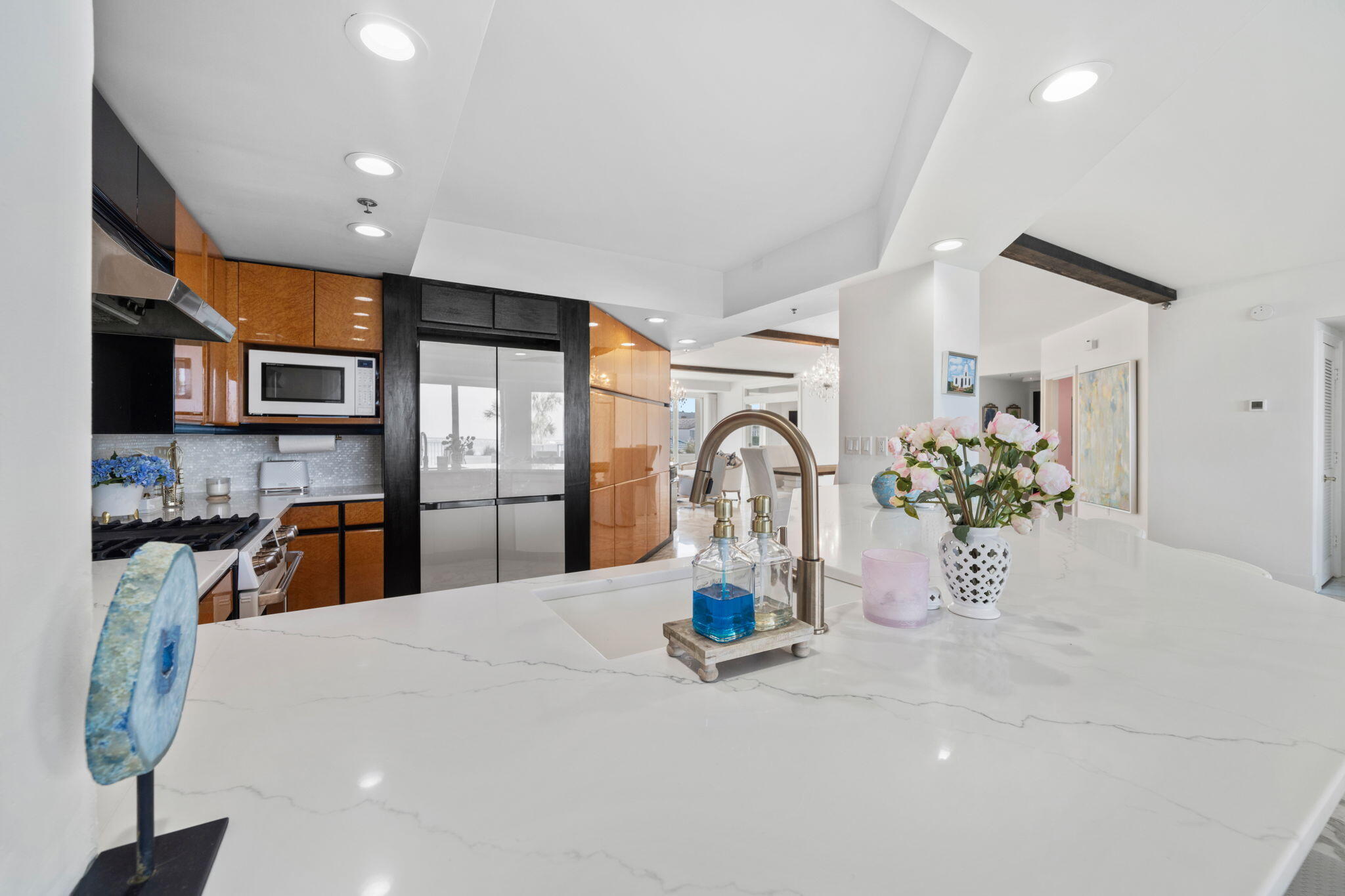ULTIMATE CONDO THE - Residential