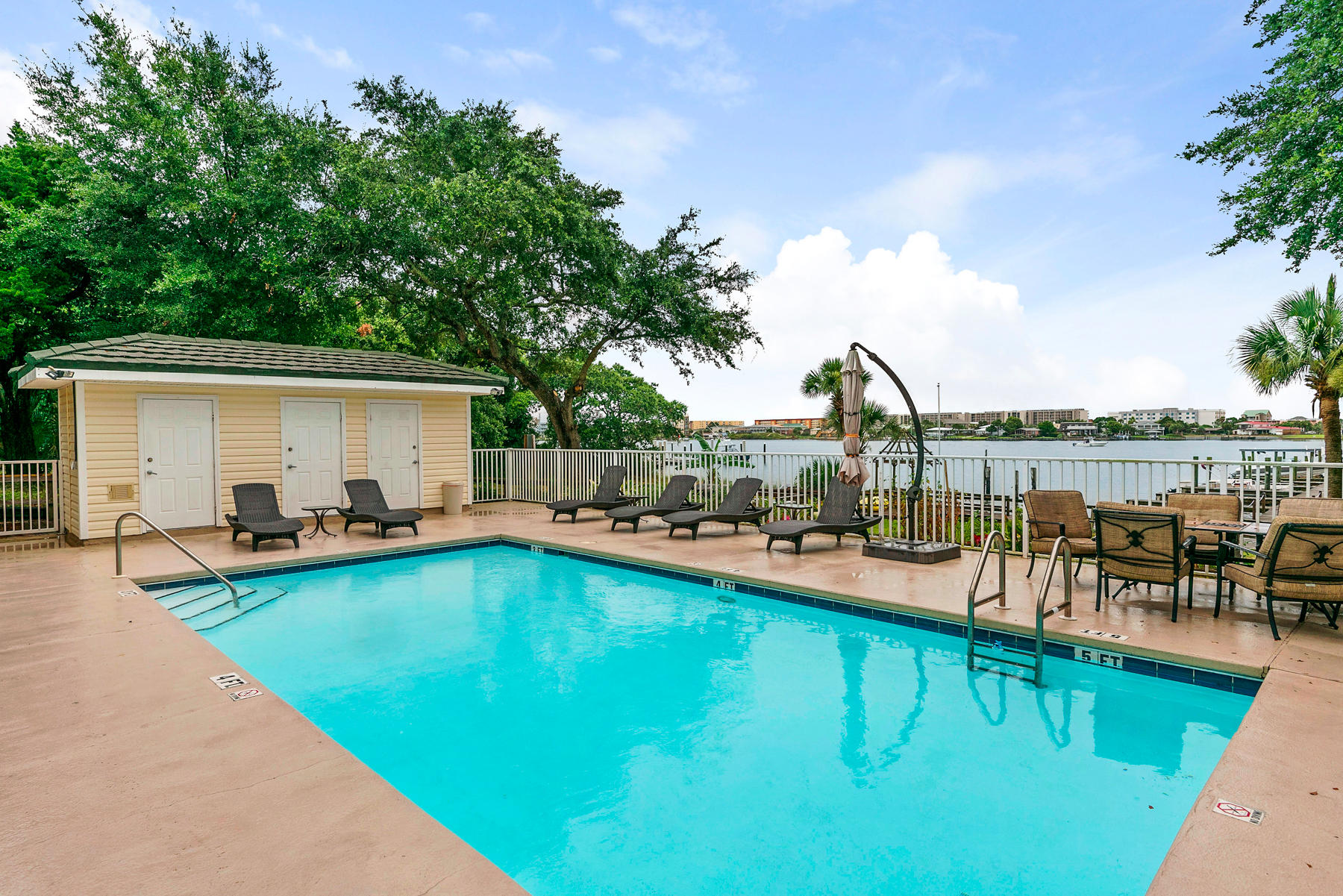 THE SOUND CONDOMINIUM - Residential