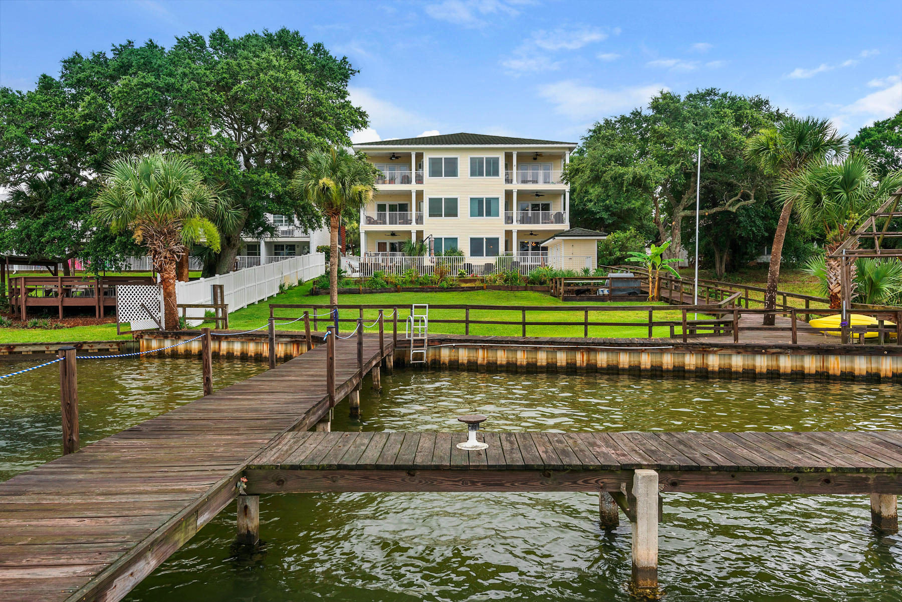 THE SOUND CONDOMINIUM - Residential