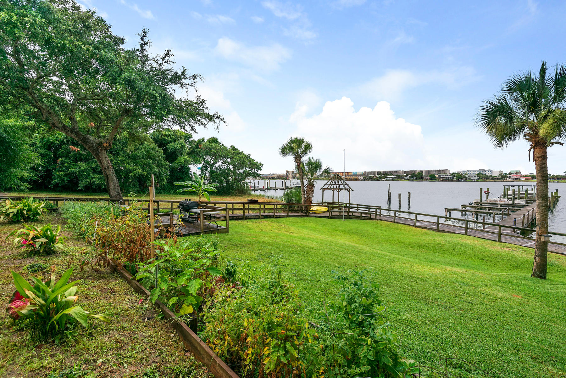 THE SOUND CONDOMINIUM - Residential