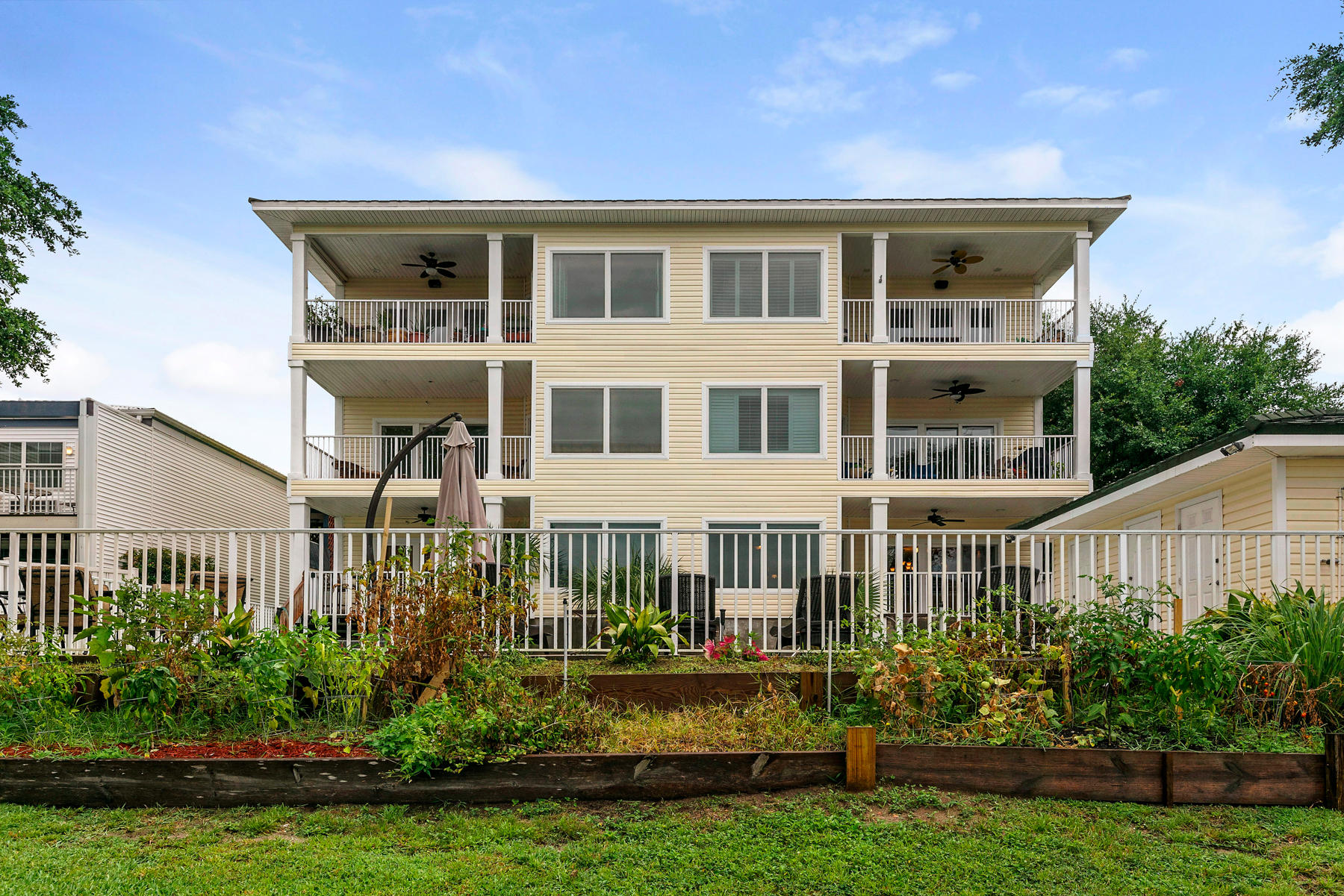 THE SOUND CONDOMINIUM - Residential