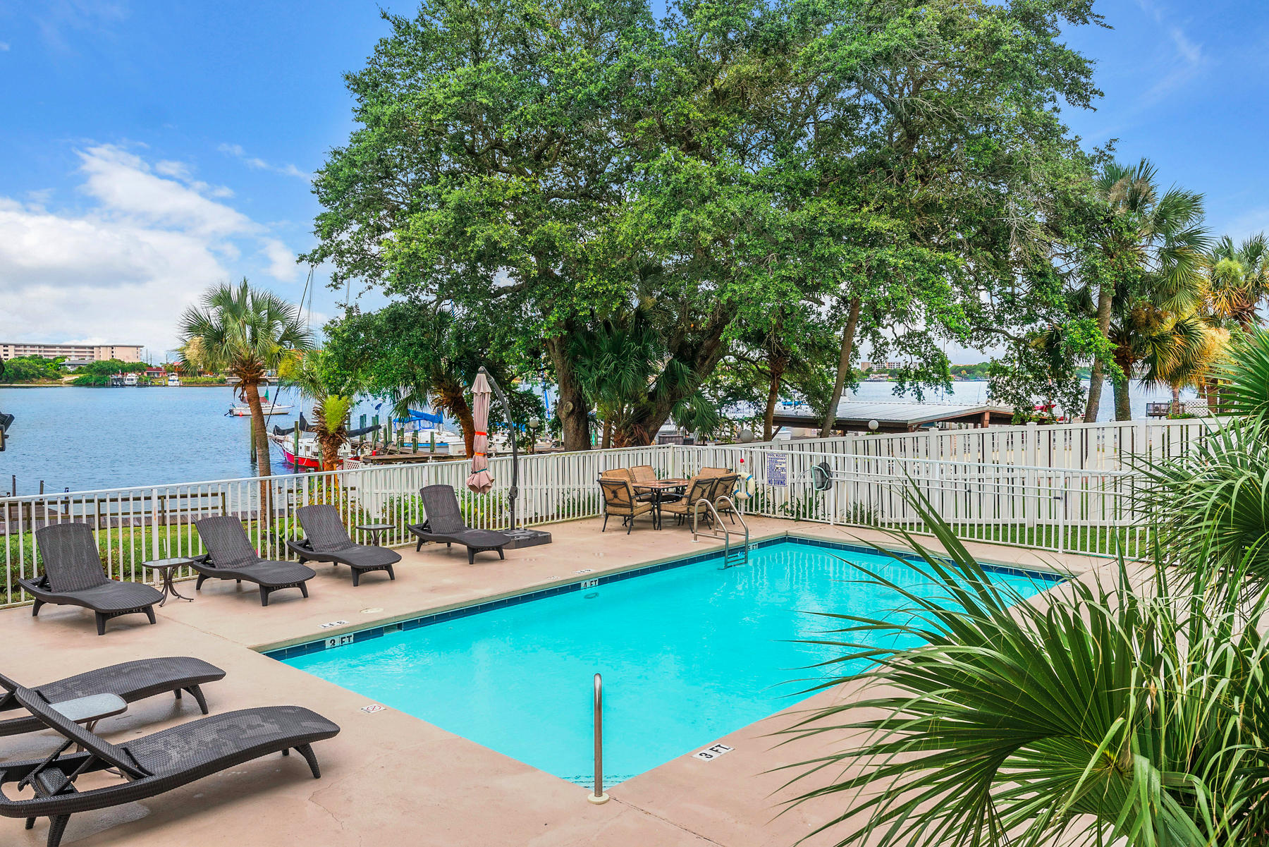 THE SOUND CONDOMINIUM - Residential