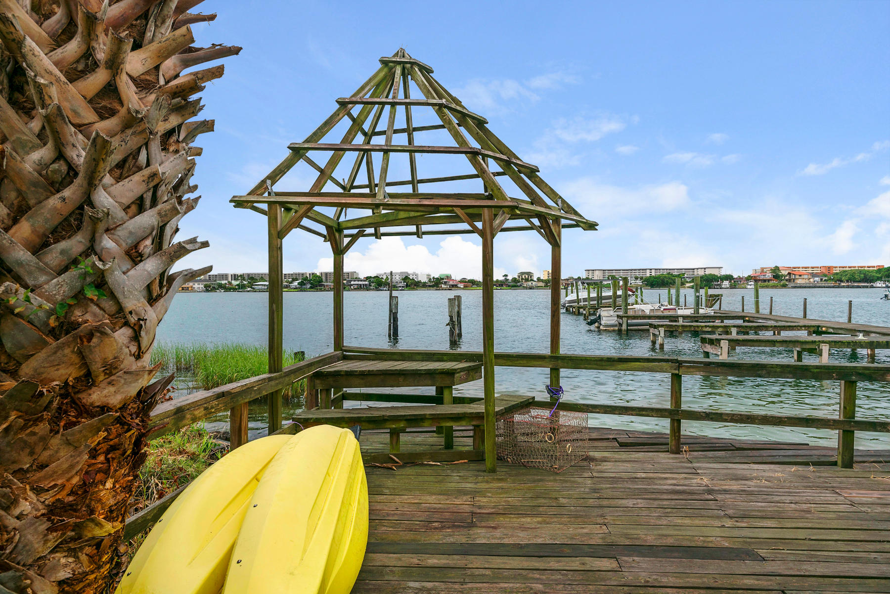 THE SOUND CONDOMINIUM - Residential