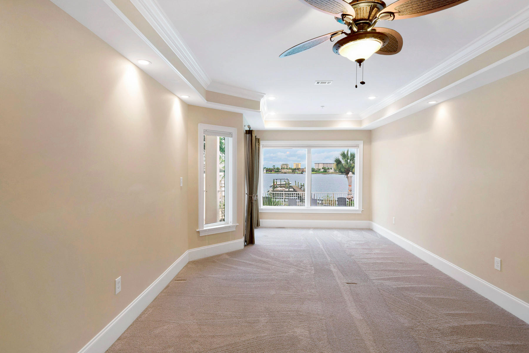 THE SOUND CONDOMINIUM - Residential