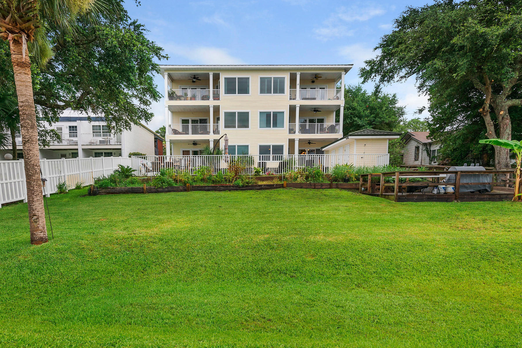 THE SOUND CONDOMINIUM - Residential