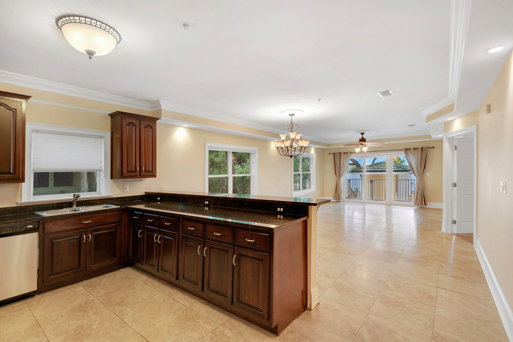 THE SOUND CONDOMINIUM - Residential