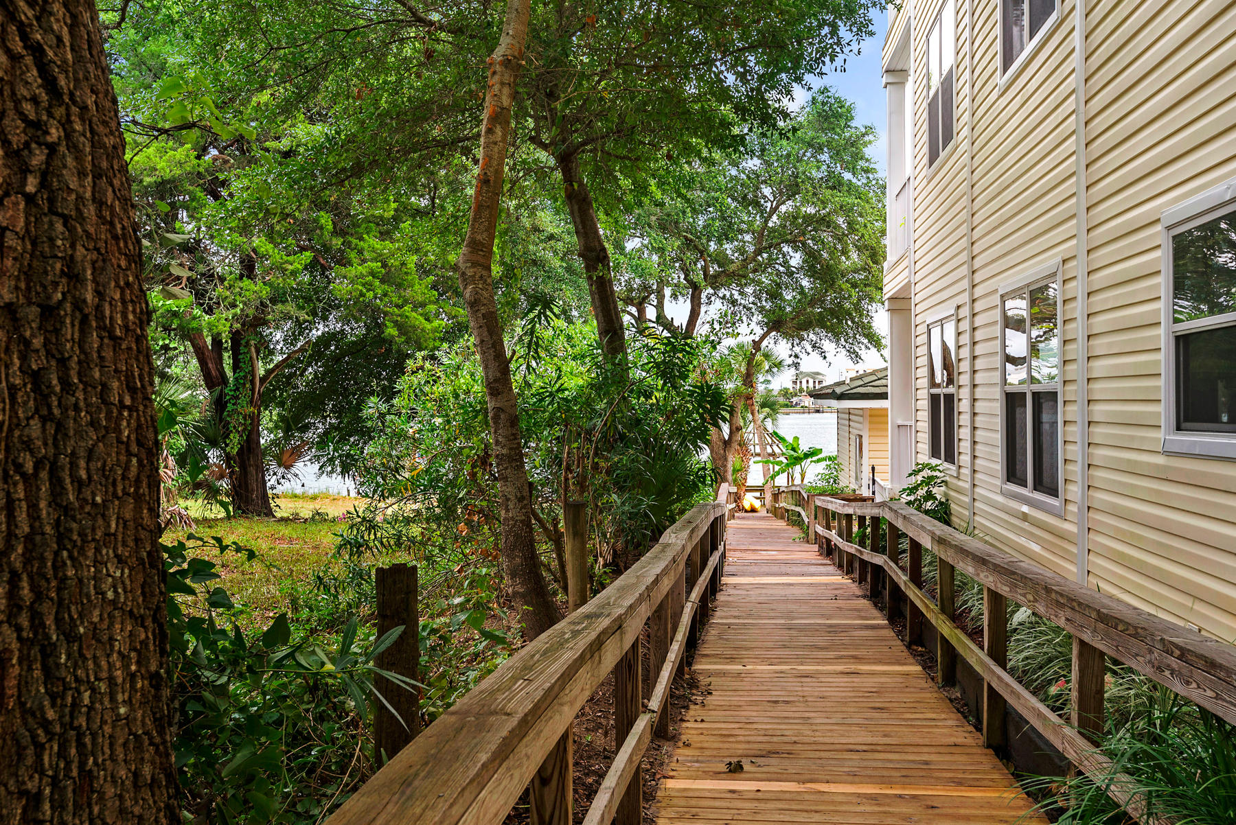 THE SOUND CONDOMINIUM - Residential