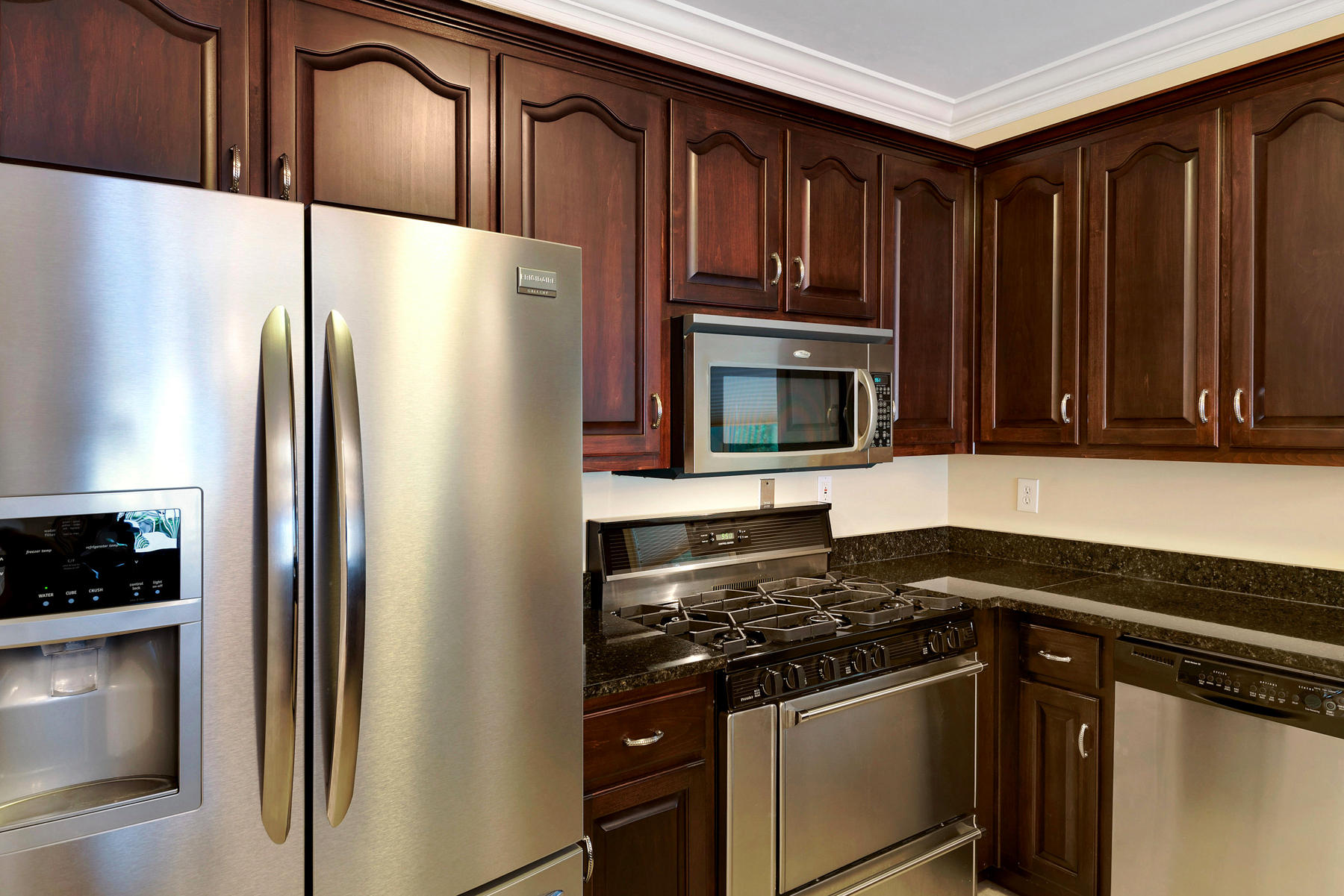 THE SOUND CONDOMINIUM - Residential