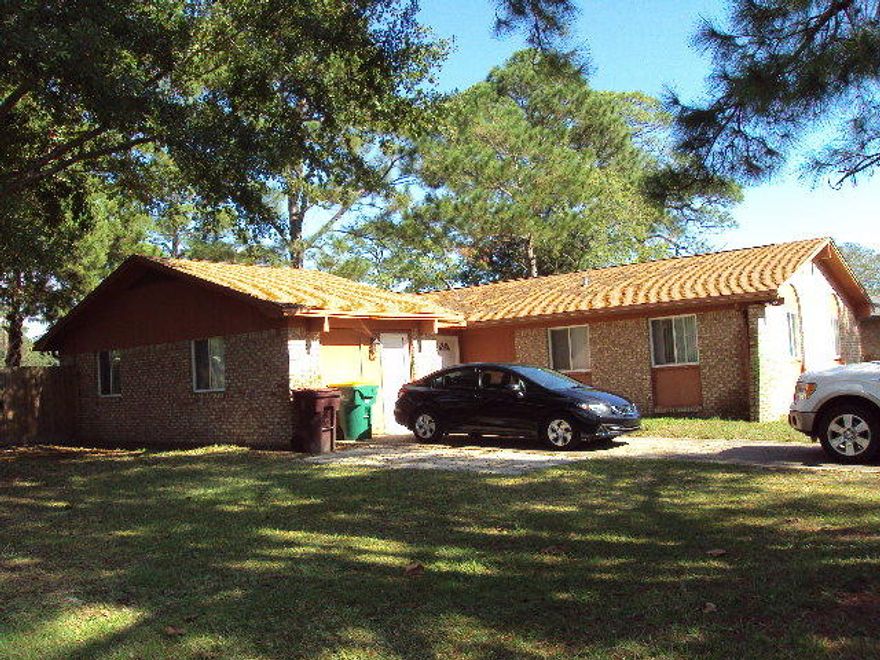 Very nice Brick Home in settled neighborhood with all ammenitiesnear Schools, shopping, Churches