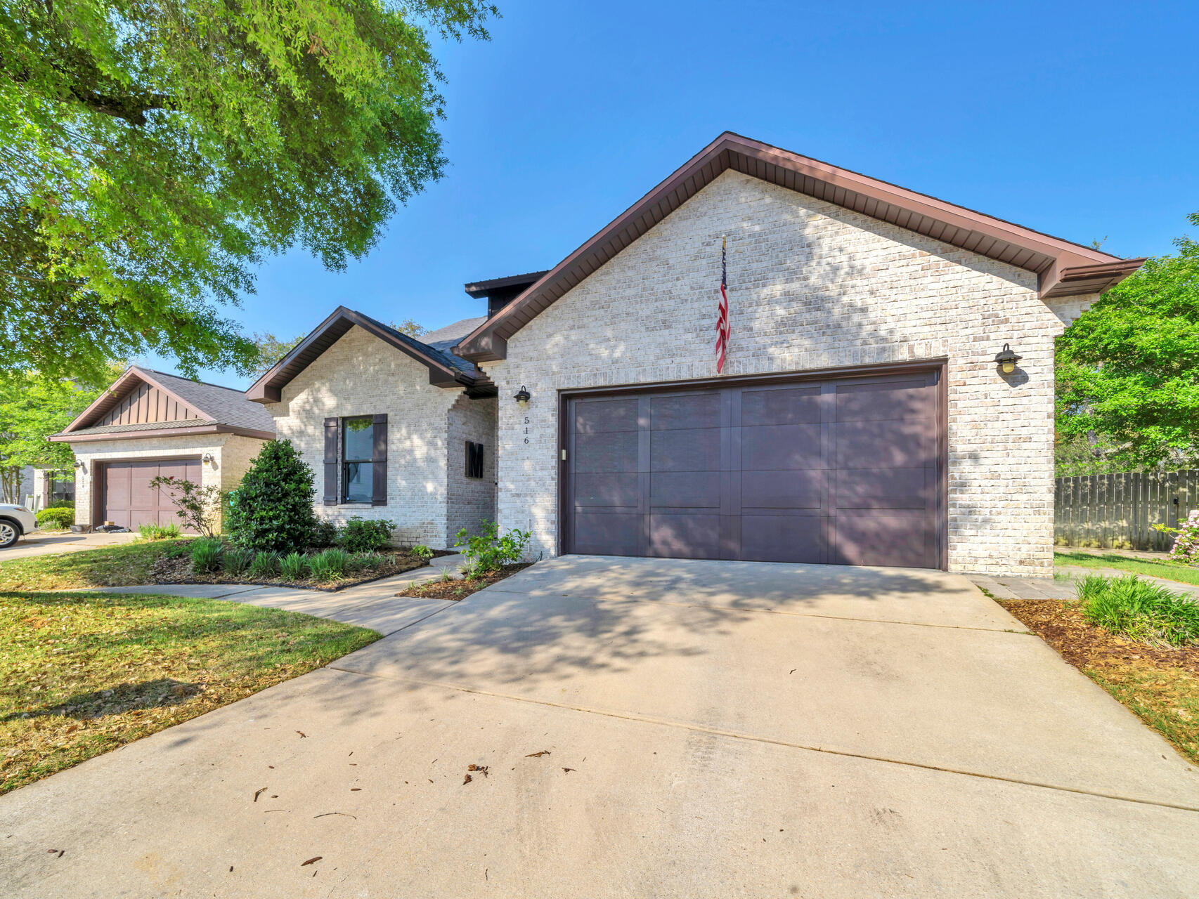 4 bedrooms and 4 bathrooms! Hemingway Subdivision delivers a quaint community with paver streets, lush landscaping nestled in the perfect location. Interior features include plank tile flooring throughout the main living area, custom tiled bathrooms with tiled surrounds, granite countertops, stainless appliances, high-grade mill work, tall ceilings, and two car garage.